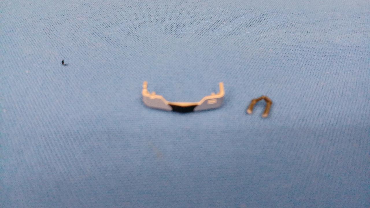 破損スカートパーツ有