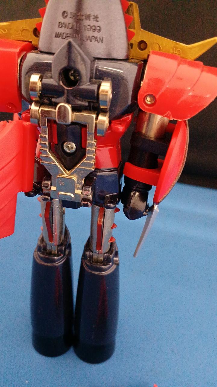 背中カバーヒンジ潰れて外れやすいです