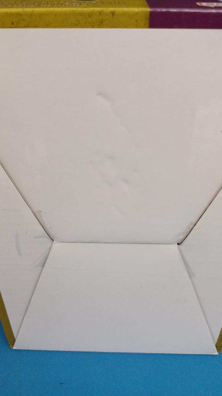 箱裏面に少しへこみがあります