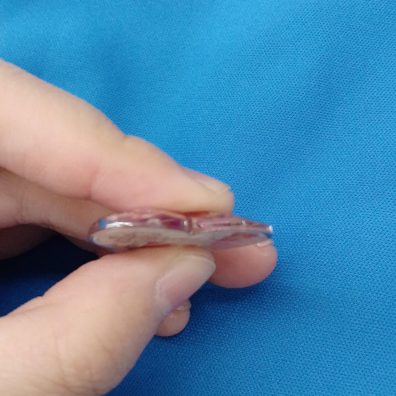 画像のストーンの左側にキズが見られます。