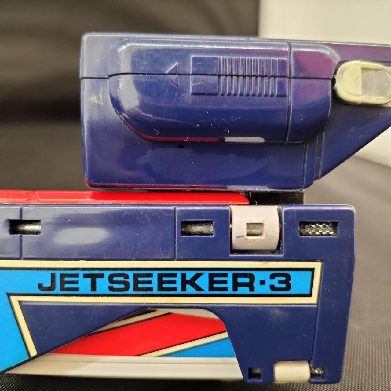 ロボ形態時左足になる箇所に一部変色あり