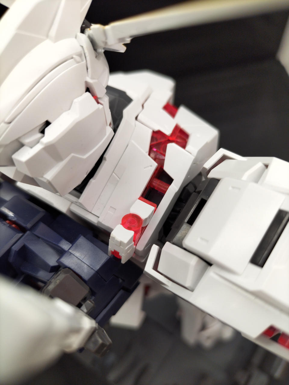 右肩のパーツ破損しています