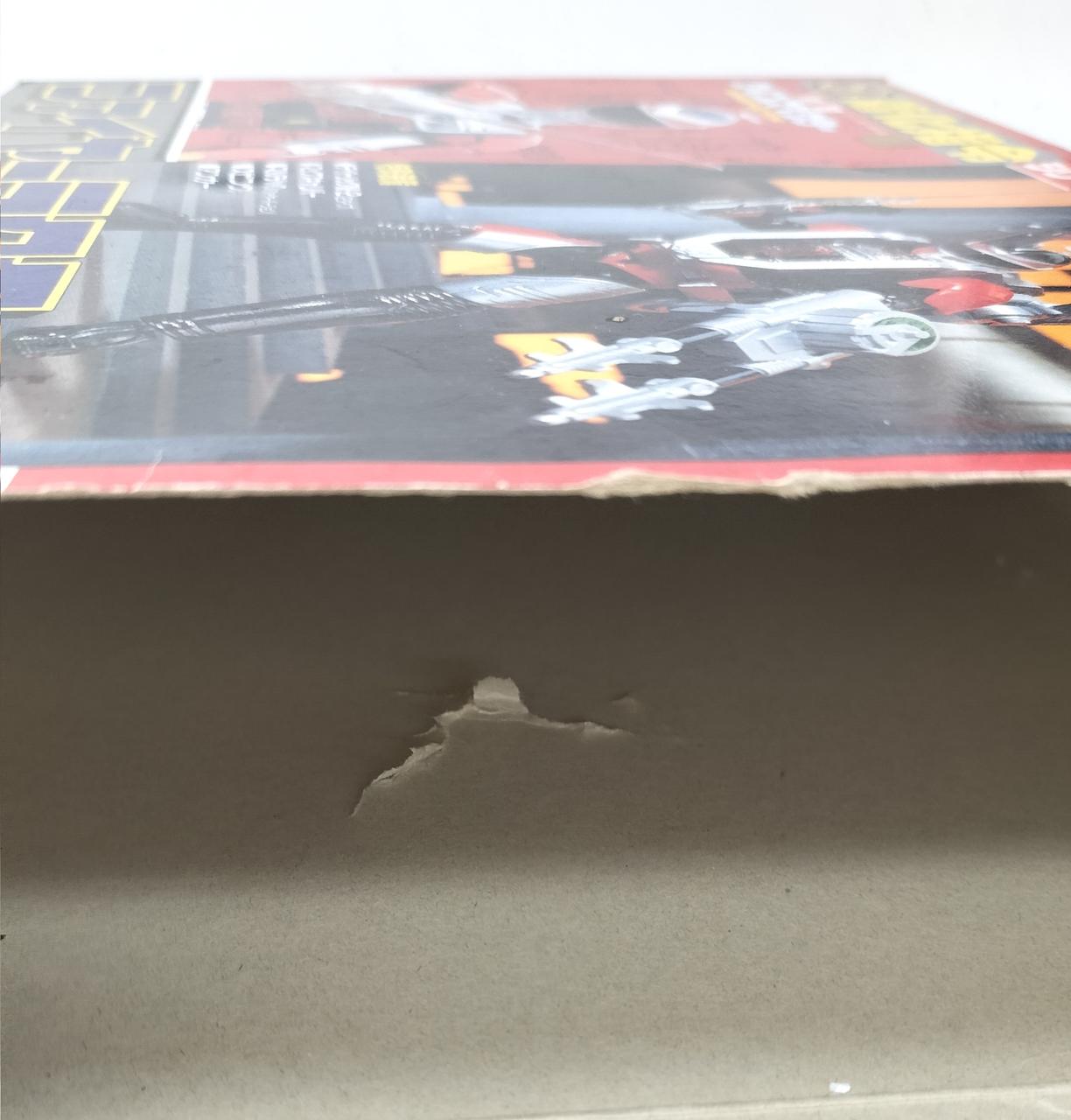 内部に貫通しています