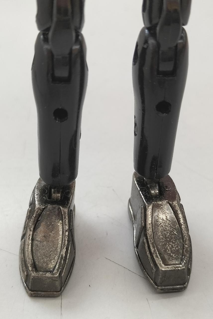 足のダイキャストにキズ、右足にサビあり