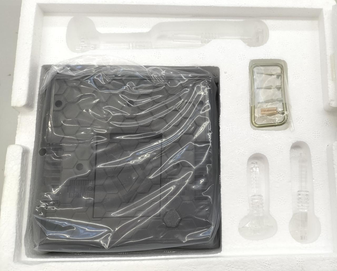 台座他は発泡スチロール裏面に入っています