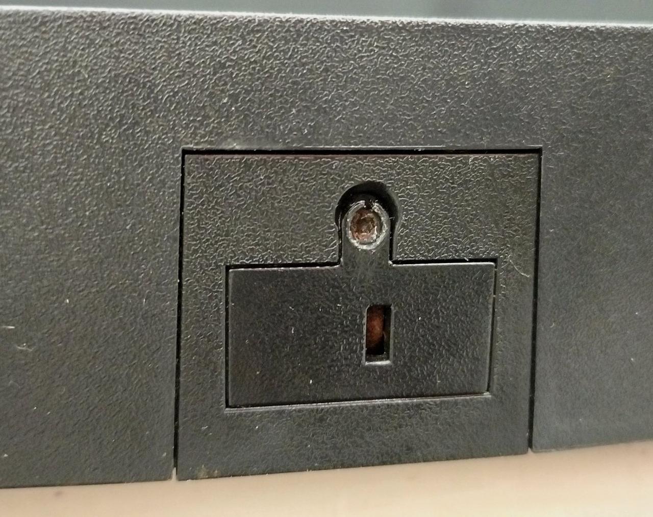 液漏れしていますが電池蓋が外せません