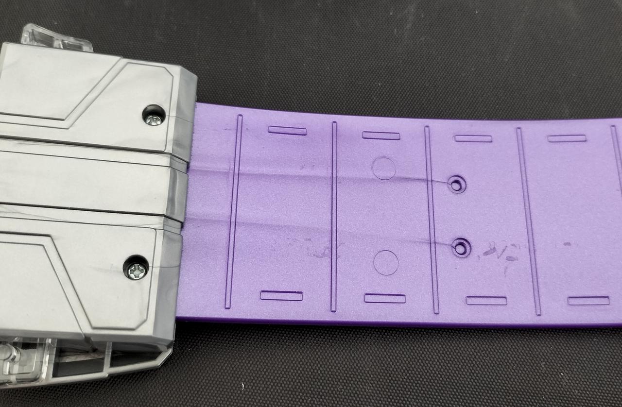 R側のベルト帯裏にキズあり