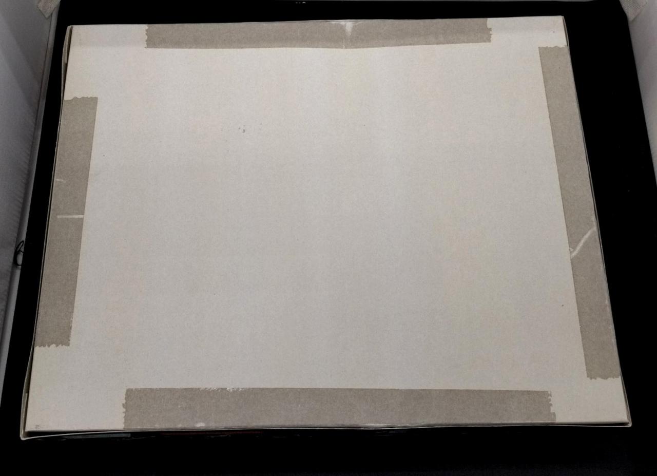 直にテープが貼られています