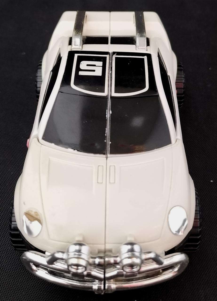 正面左側ライトのシール剥がれと劣化あり