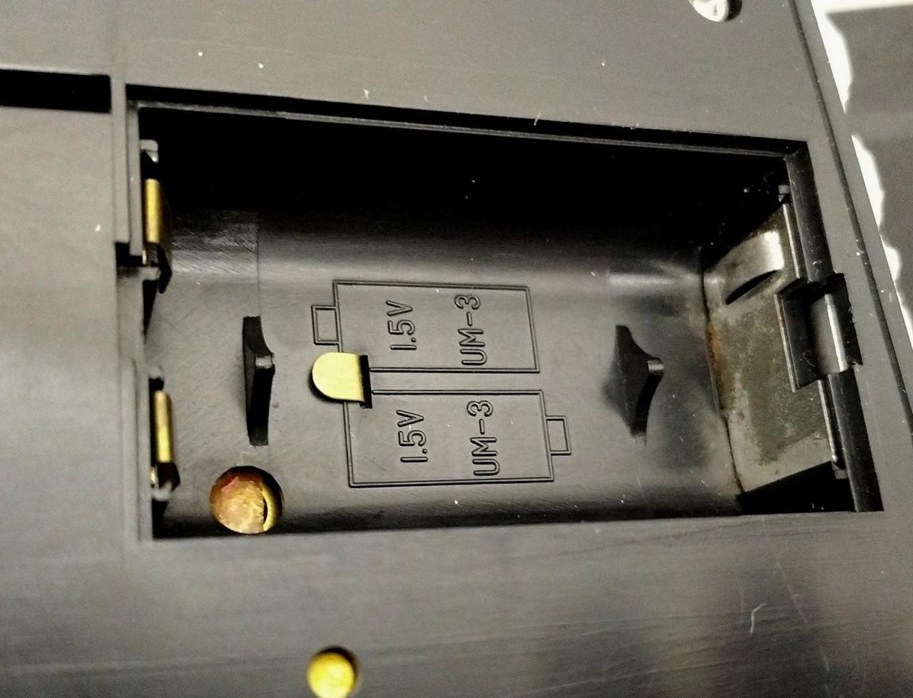 電池蓋欠品　+極金具片方破損