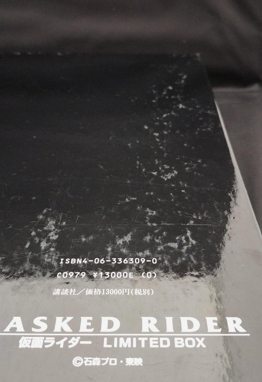 裏面の左右にスレ痕あります
