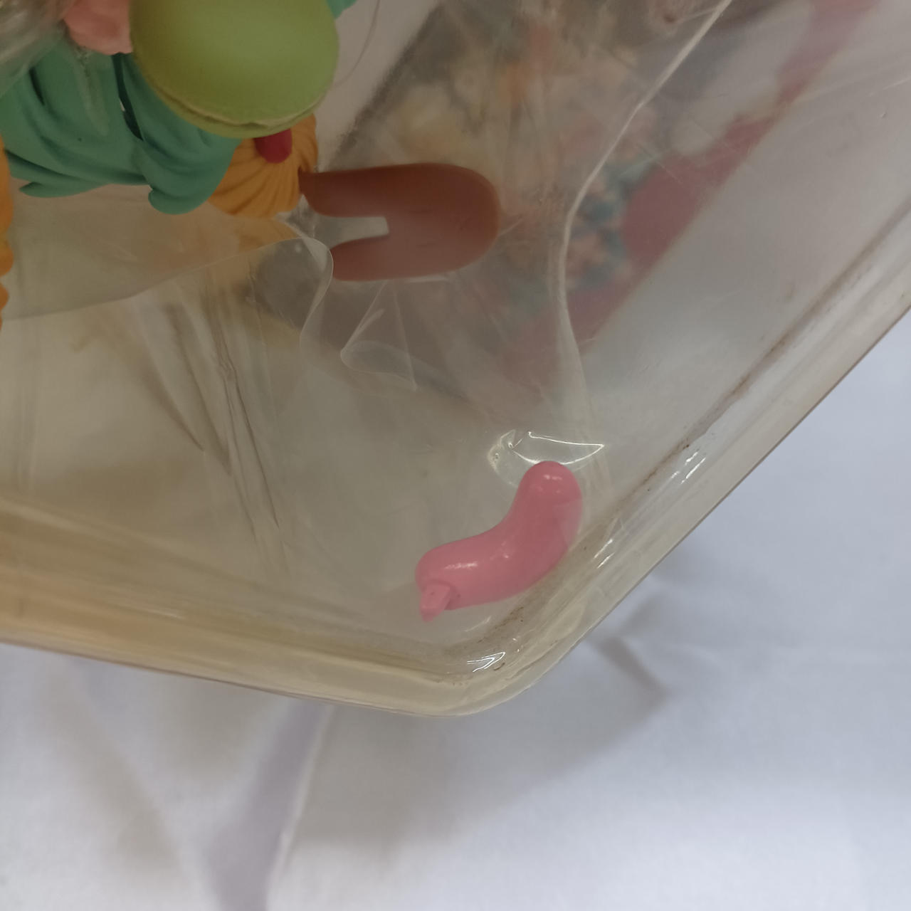 パーツが一部外れています。