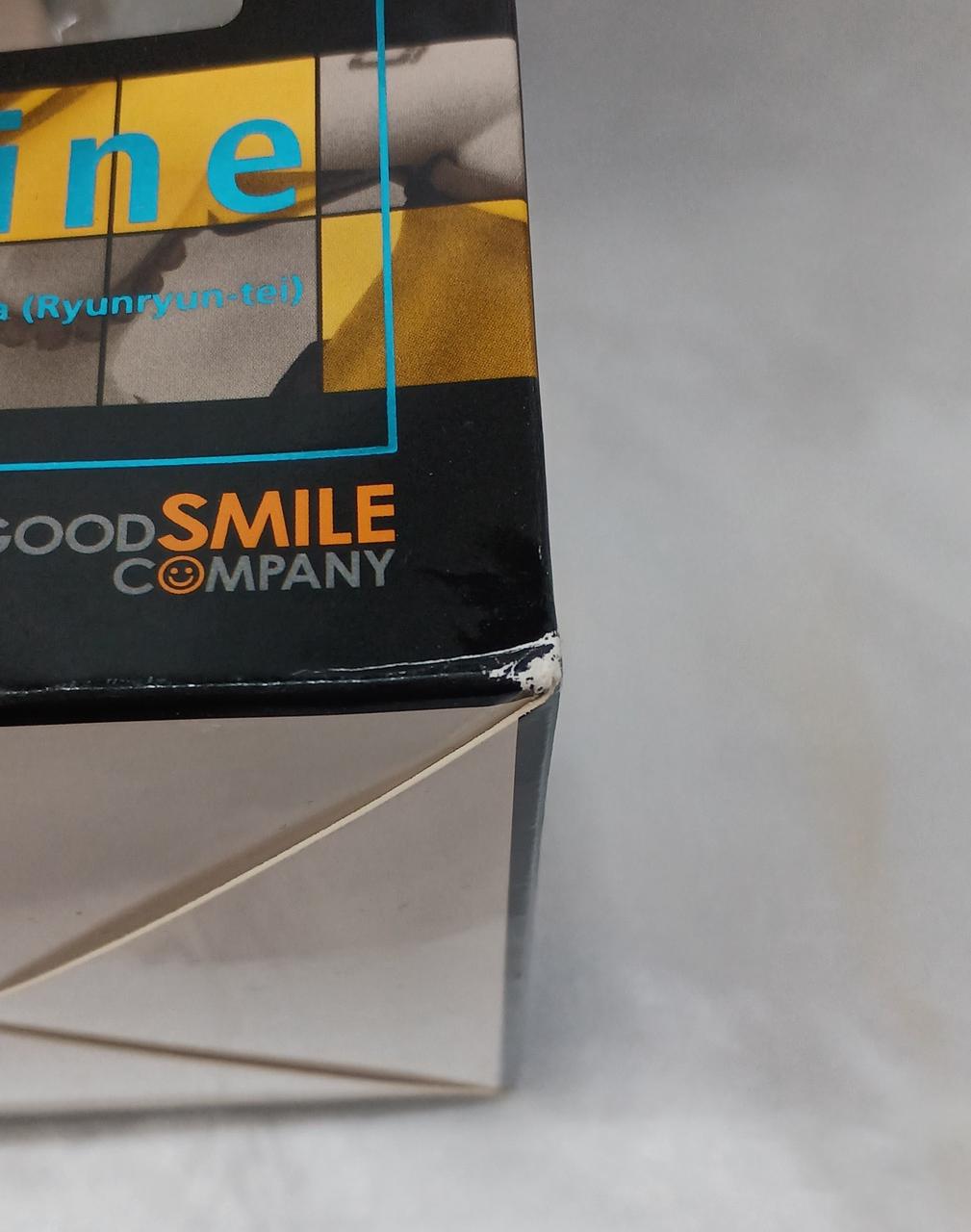 正面右下角潰れ