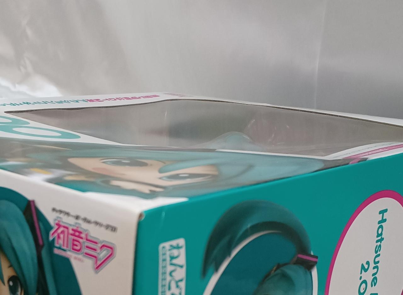 前面に全体的な凹み