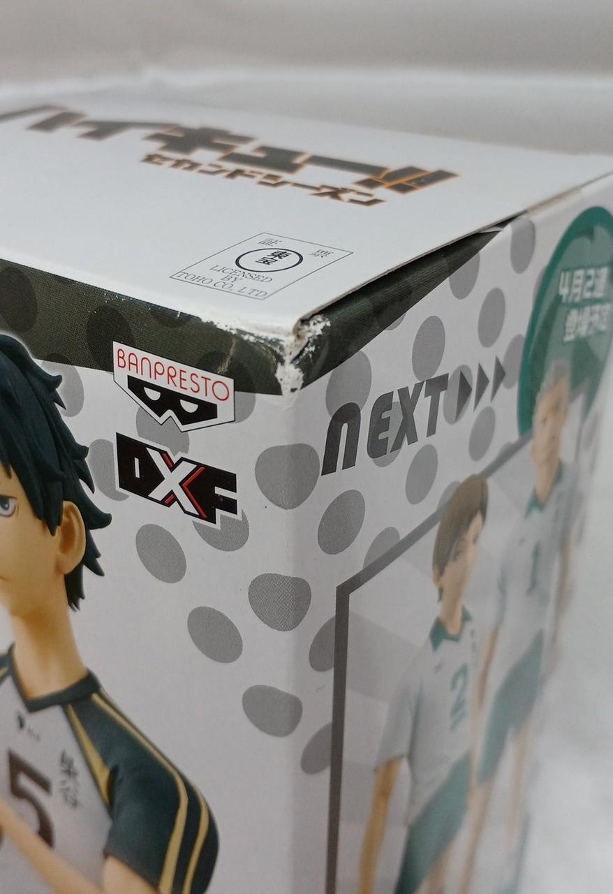 正面右上凹みあり