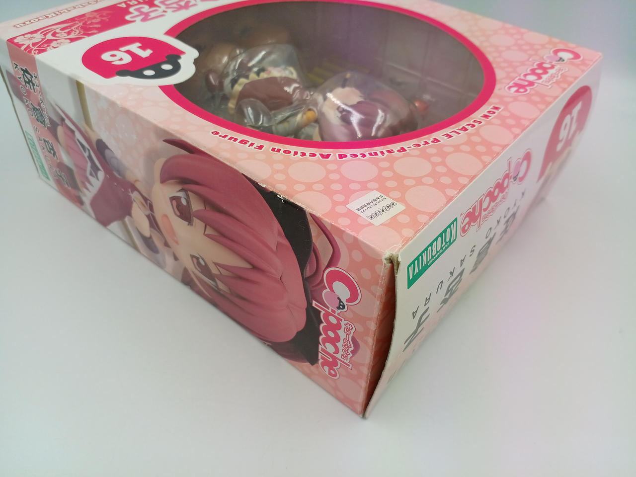 外箱に傷みがございます。