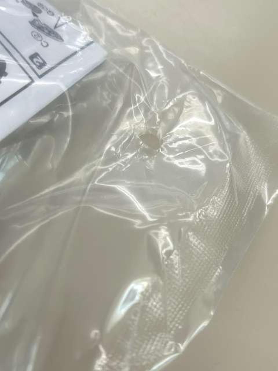 お菓子を抜いた切れ込みがあります