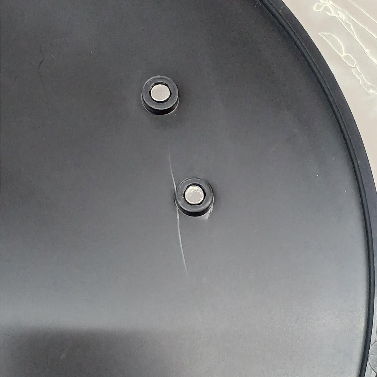 台座の裏面にキズがあります