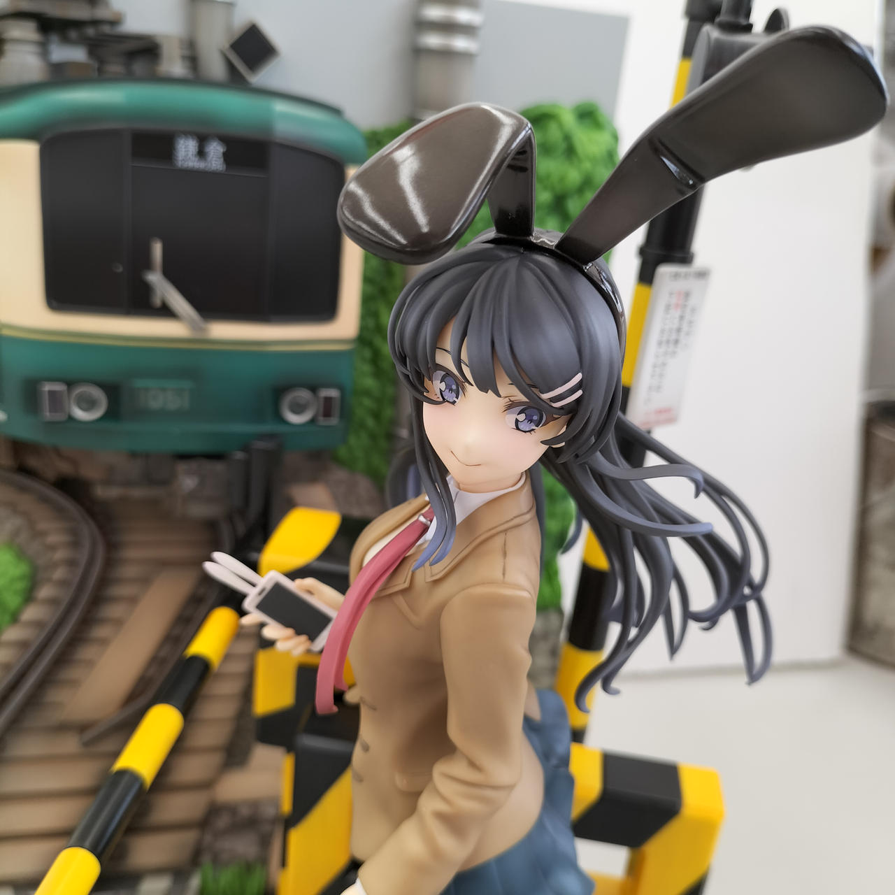 渋谷スクランブル　フィギュア　桜島麻衣　江ノ電ver． Amazon.co.jp: 桜島麻衣 -江ノ電 Ver.- 1/7スケール 渋谷
