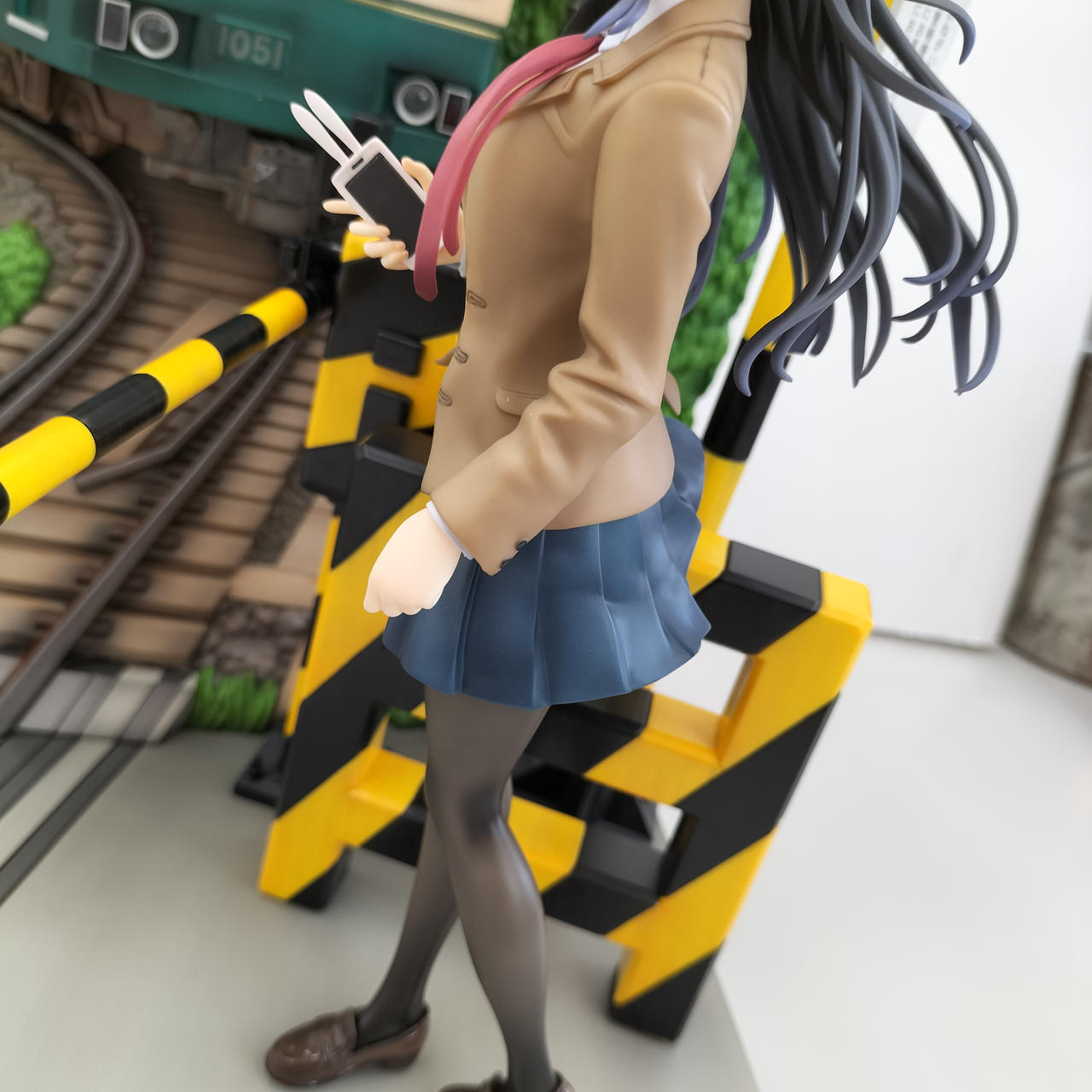 渋谷スクランブル　フィギュア　桜島麻衣　江ノ電ver． Amazon.co.jp: 桜島麻衣 -江ノ電 Ver.- 1/7スケール 渋谷