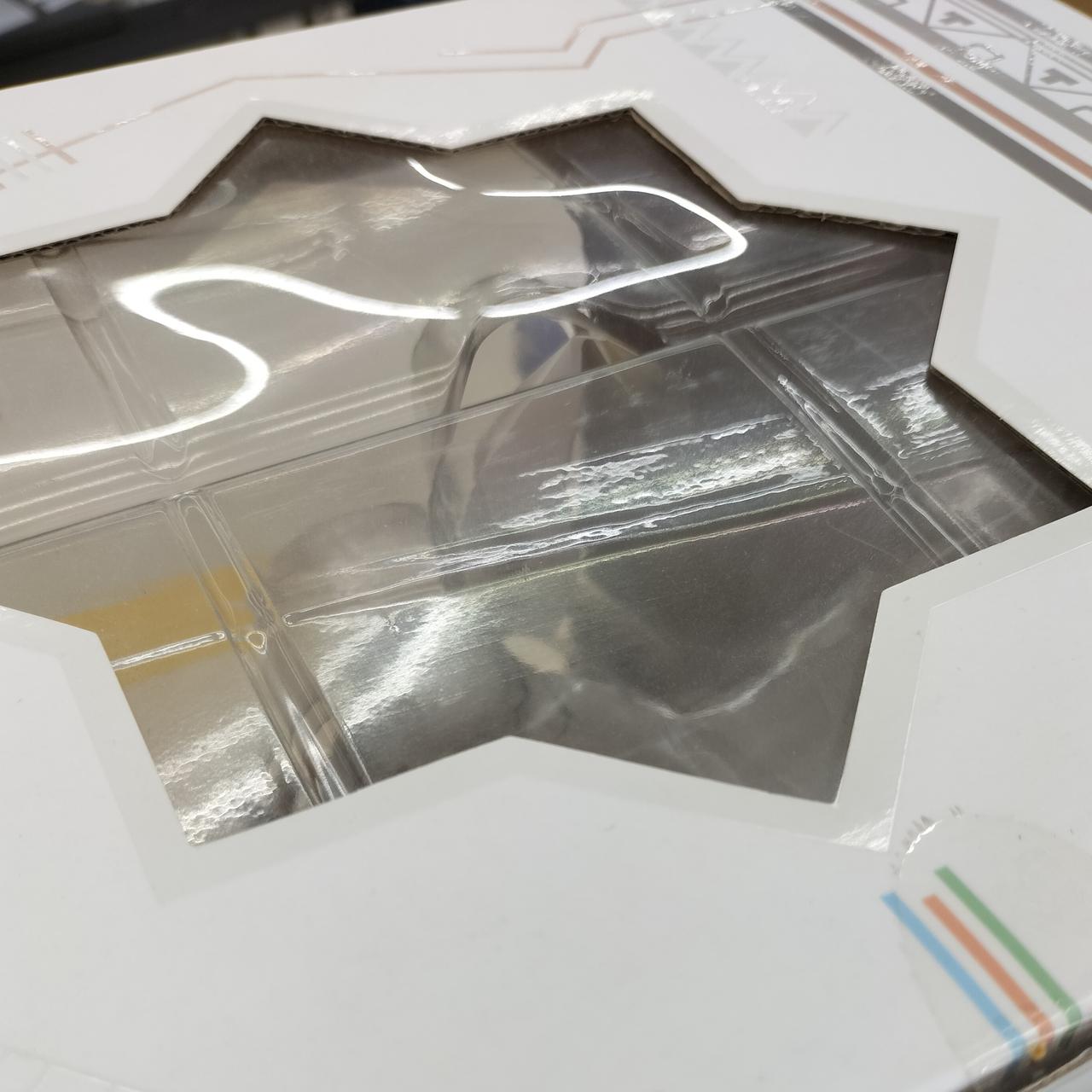 上面にスレキズあります。