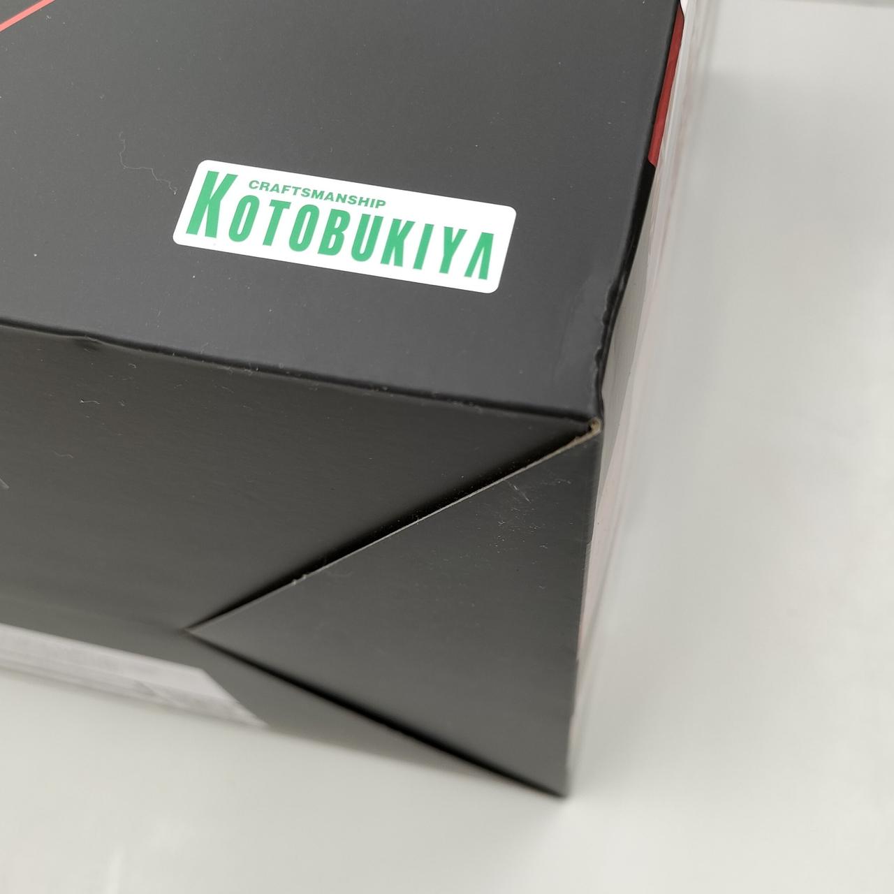 箱右下に若干の凹みあります。