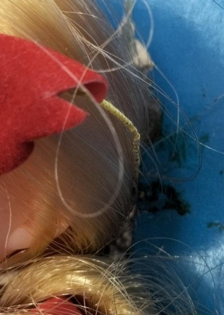 紐、経年劣化あり