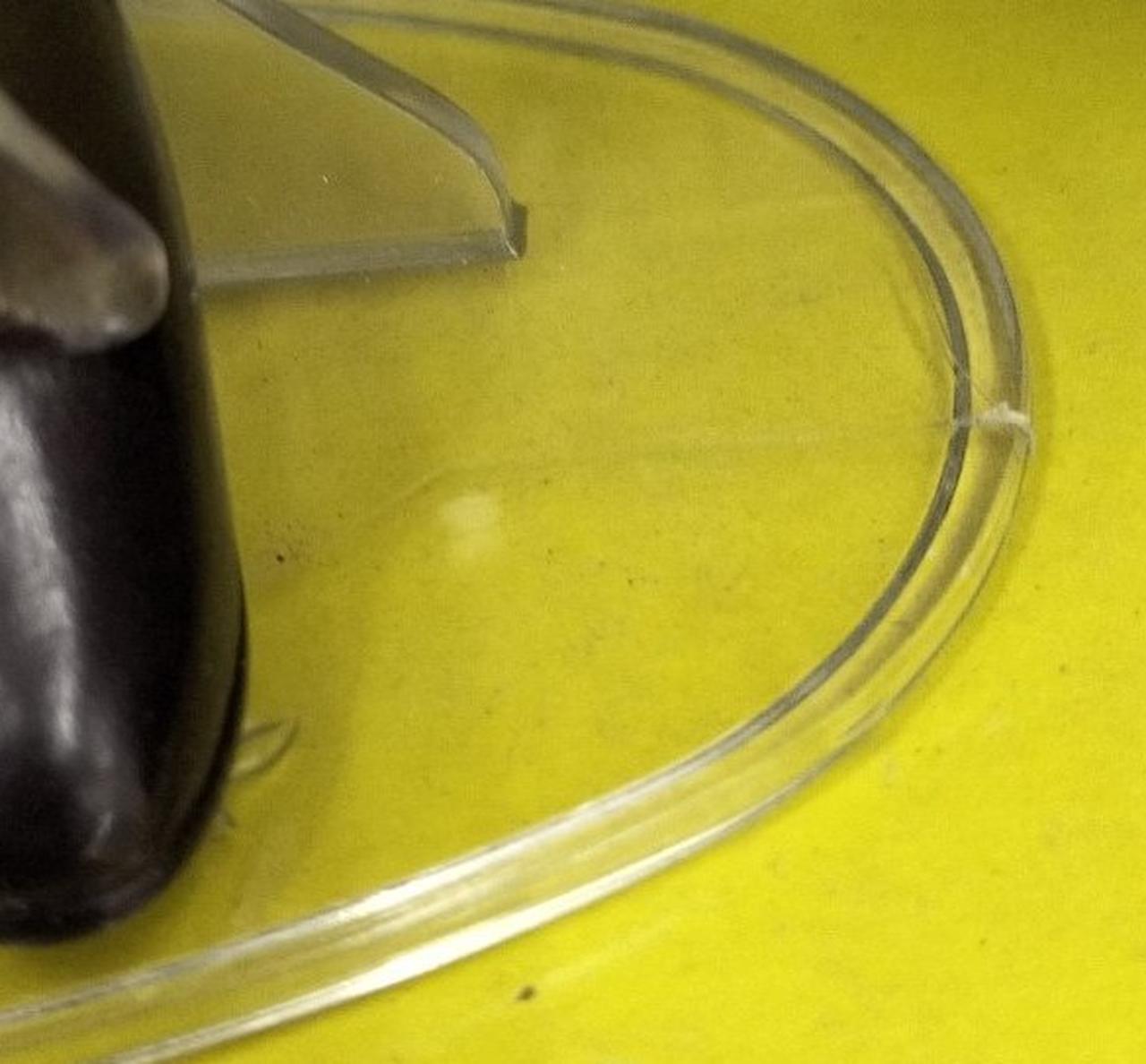 台座ひび割れあり