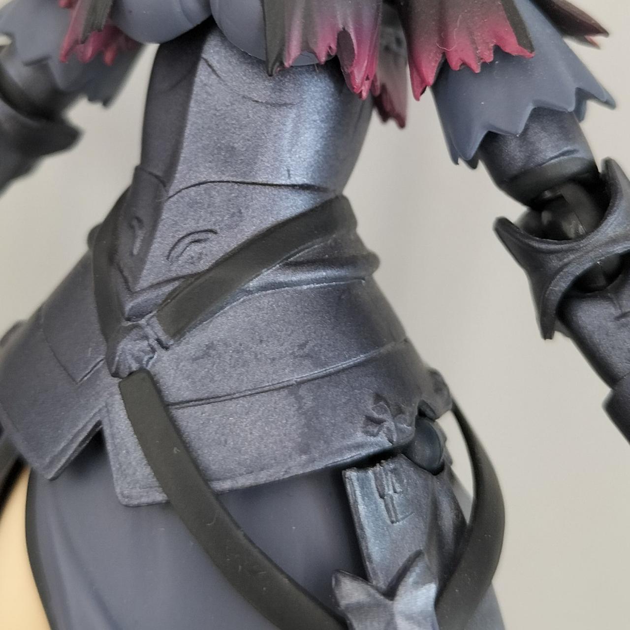 鎧左腰部分に塗装剥げあり