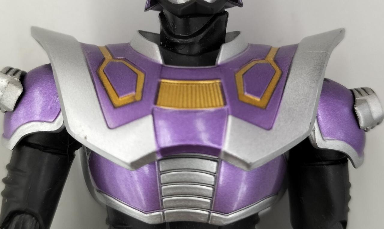 胸アーマーにキズあり