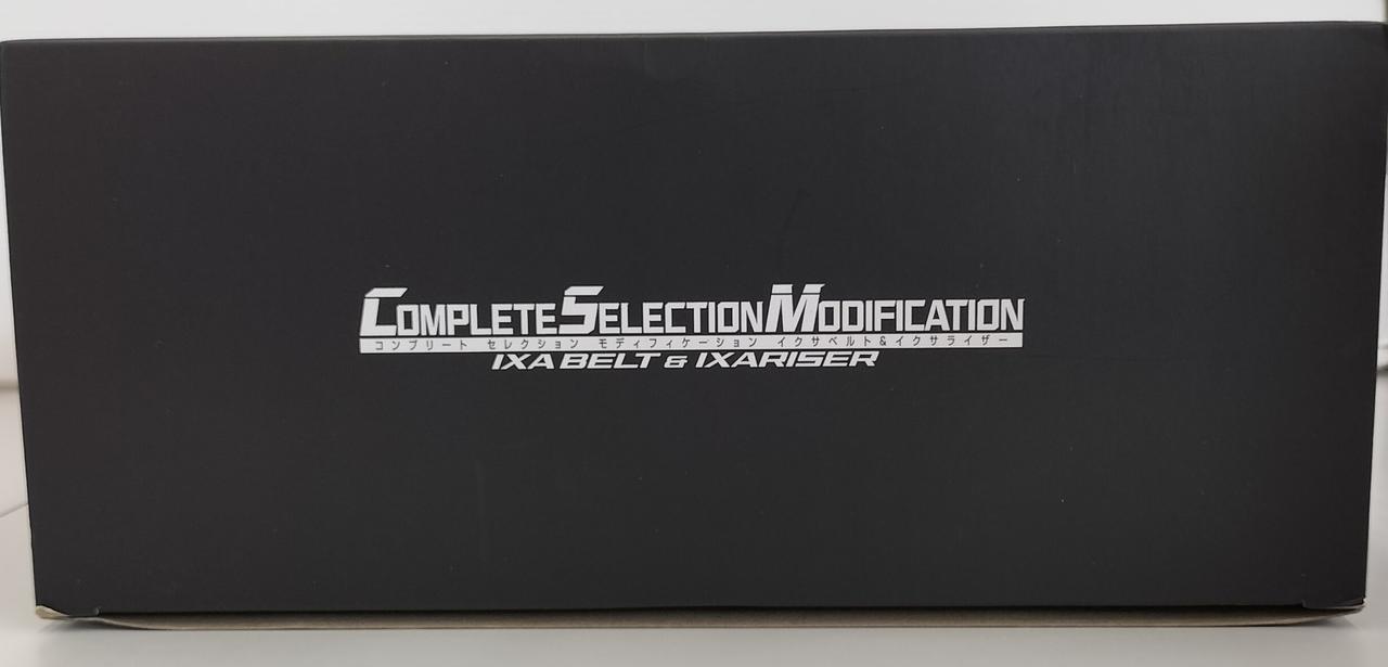 箱に細かいスレキズ・めくれあります。