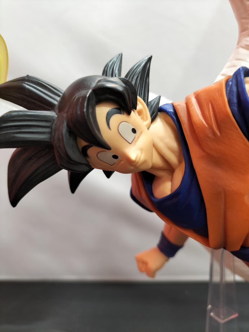 髪が少し白くなっています。