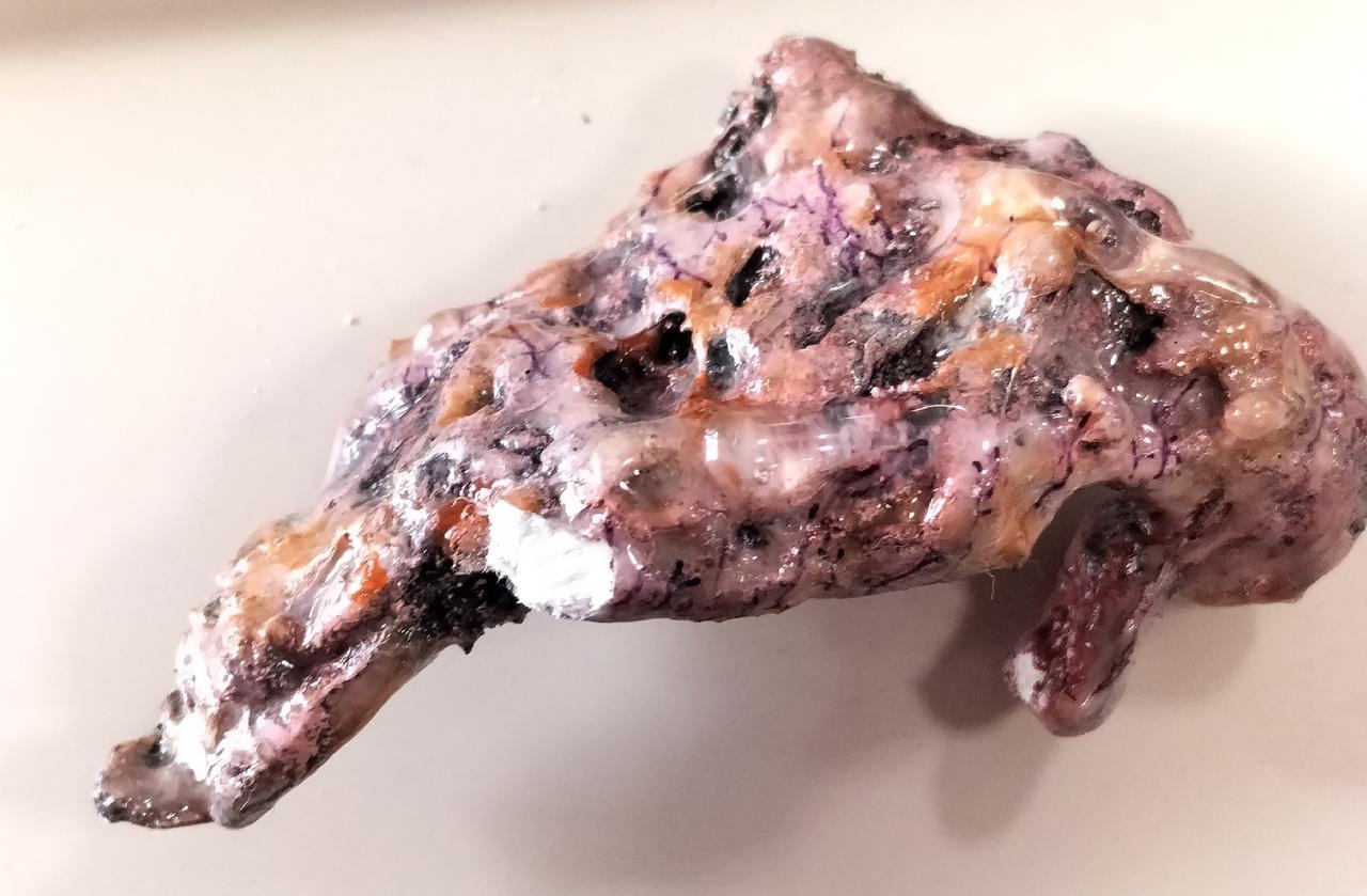 破損していて、白くなっています。