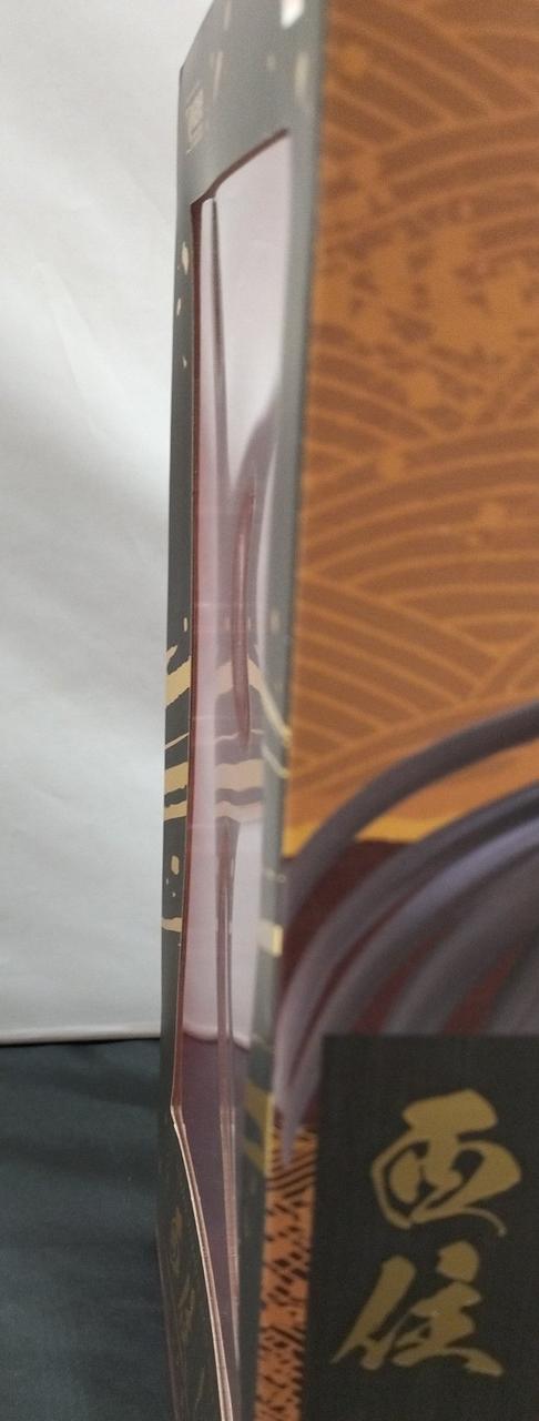 横から見るとへこんでいます