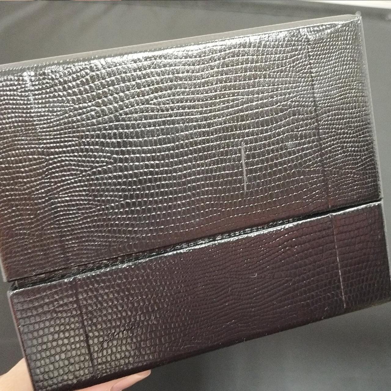 ケースに傷があります