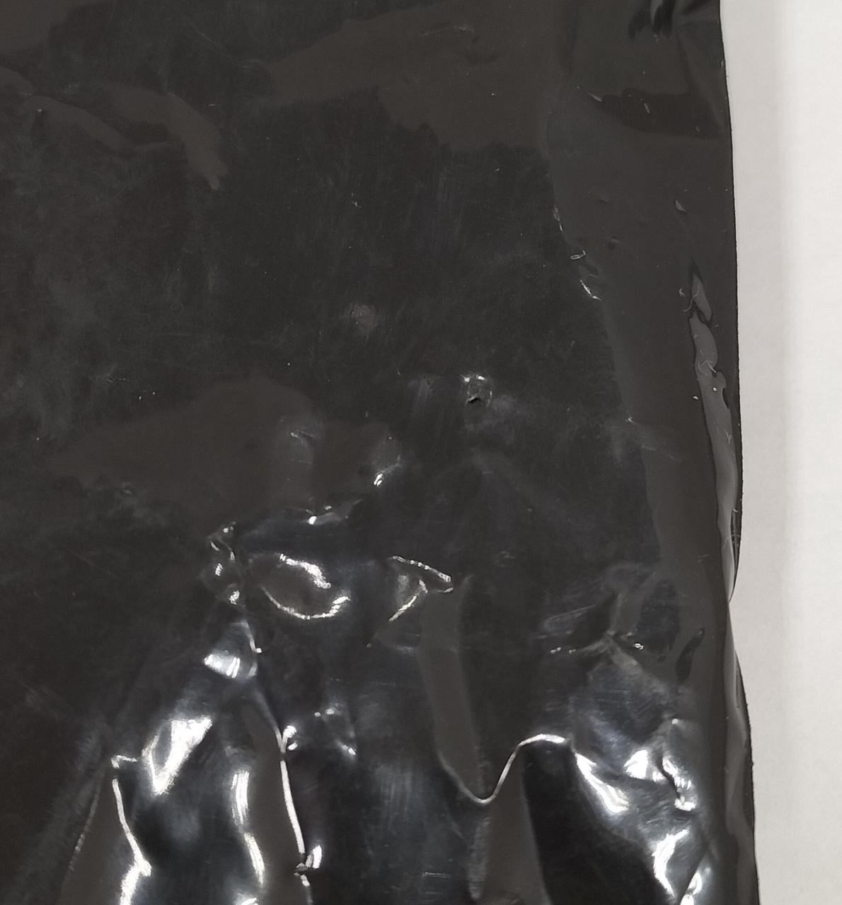 擦れて穴があいています