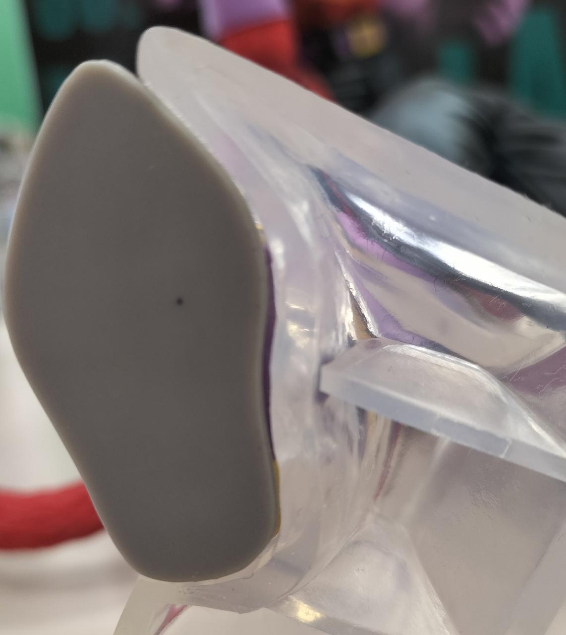 黒い汚れがついています。