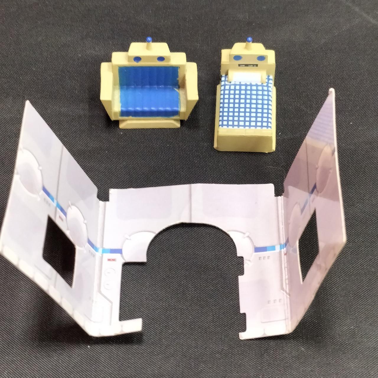 紙小物折れています、家具ベタつきあり