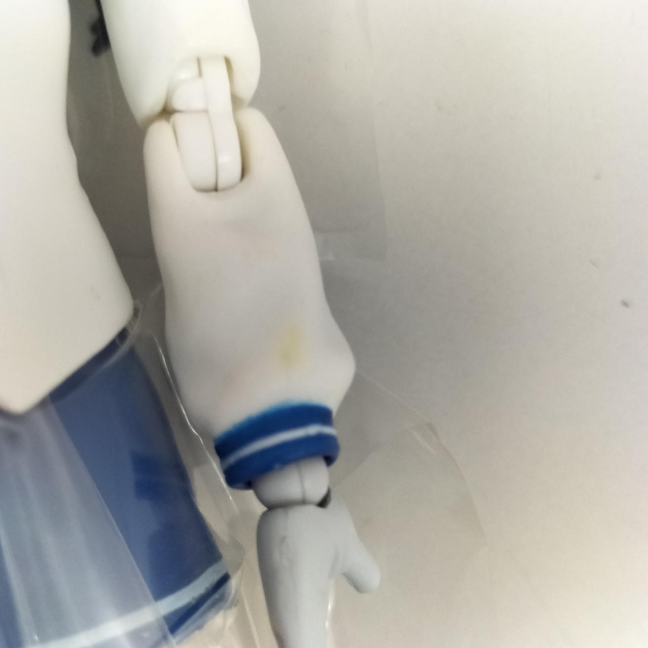 左腕に黄色い汚れ(色移り？)あり