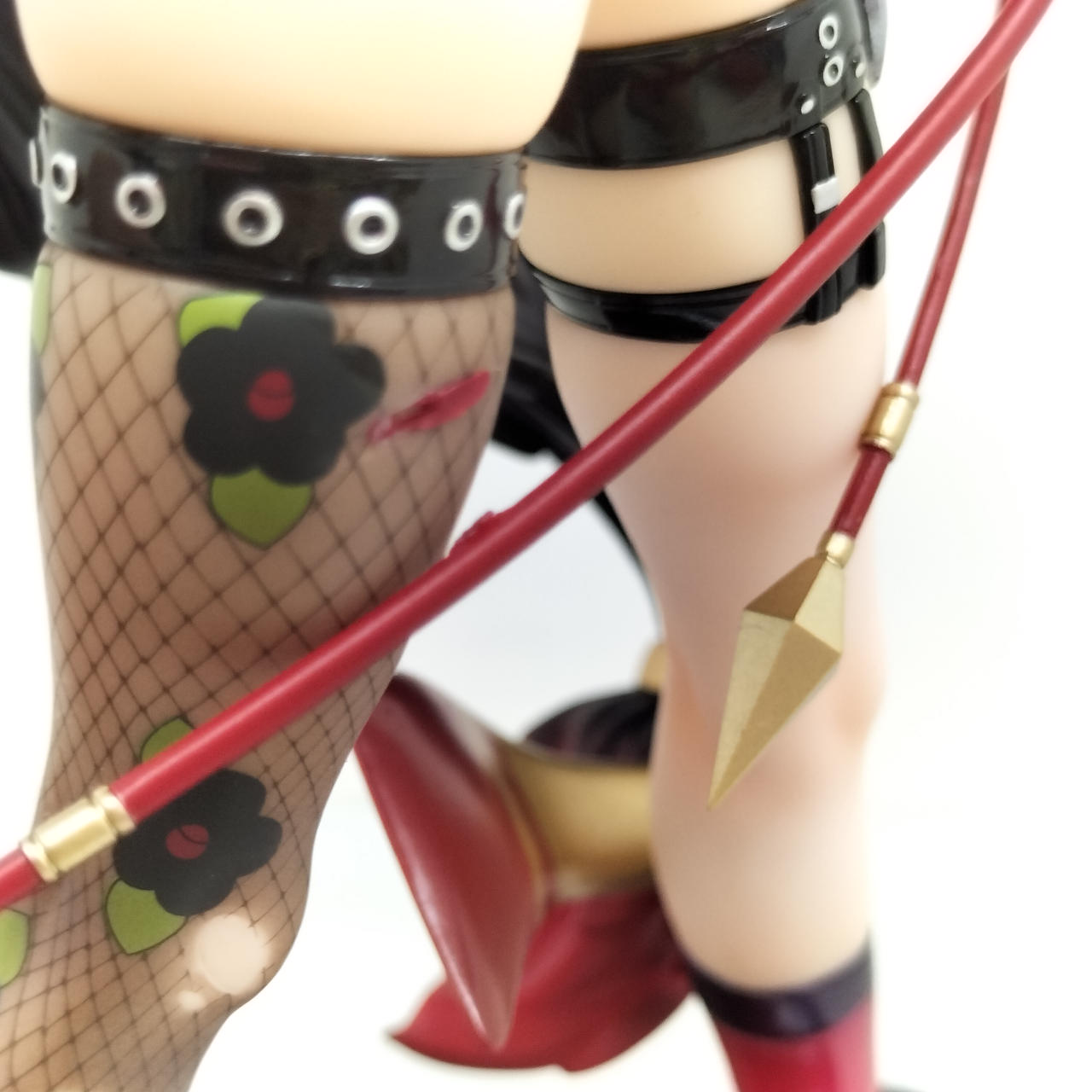 右足と槍の固定部分破損あり