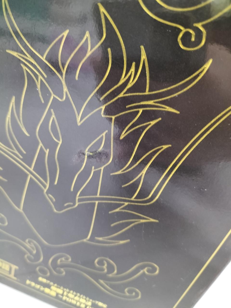 箱の正面にキズあり