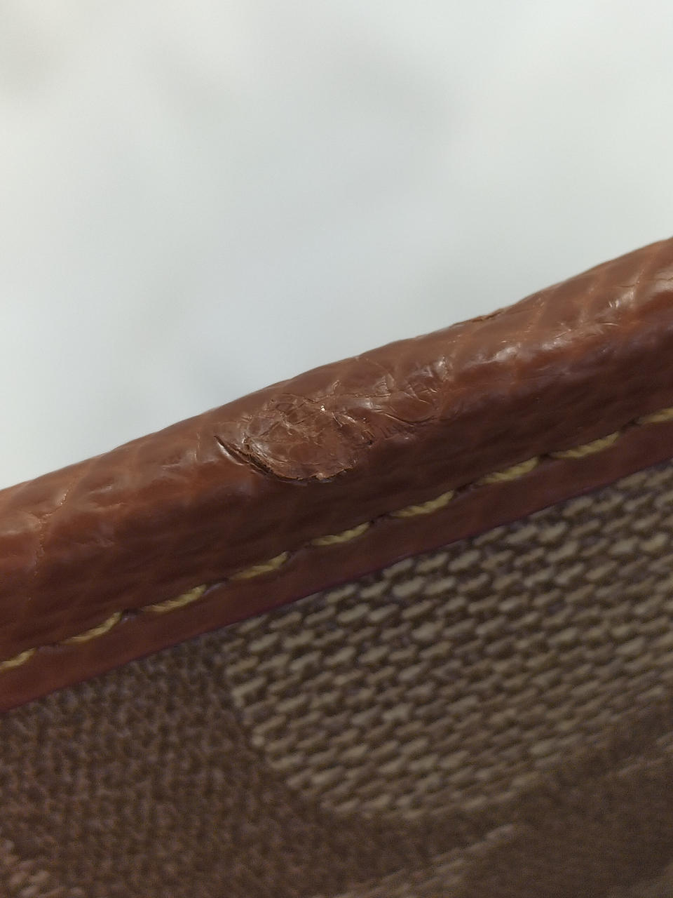 フチ部分にキズあり