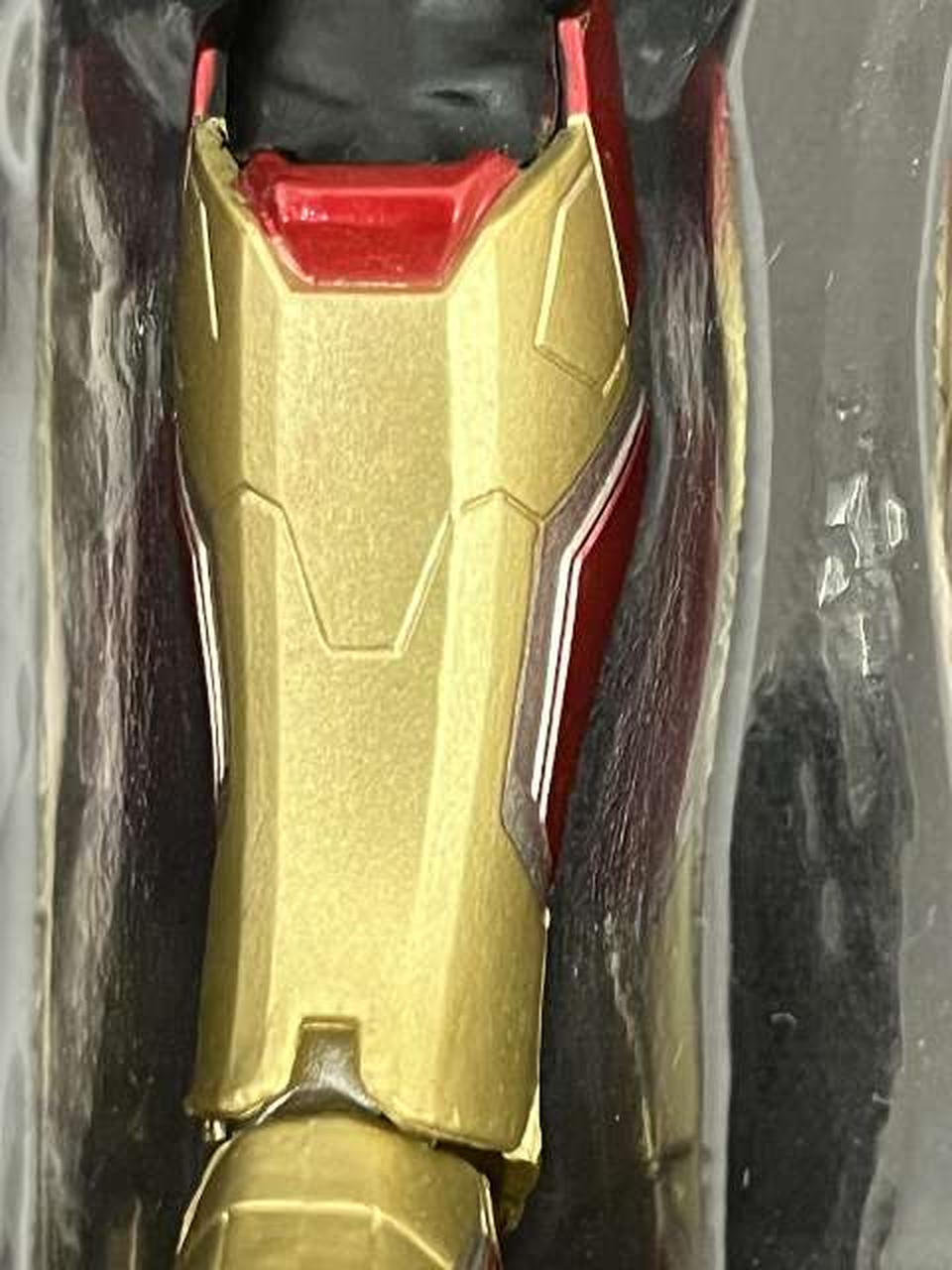 金色の部分にかすかに赤く色移りしています