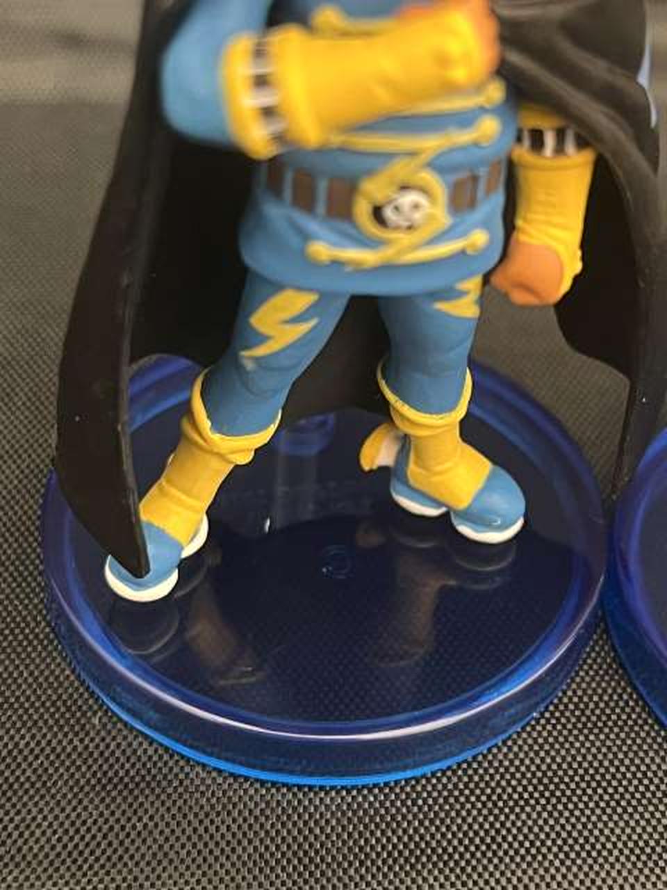 台座にキズがあります。