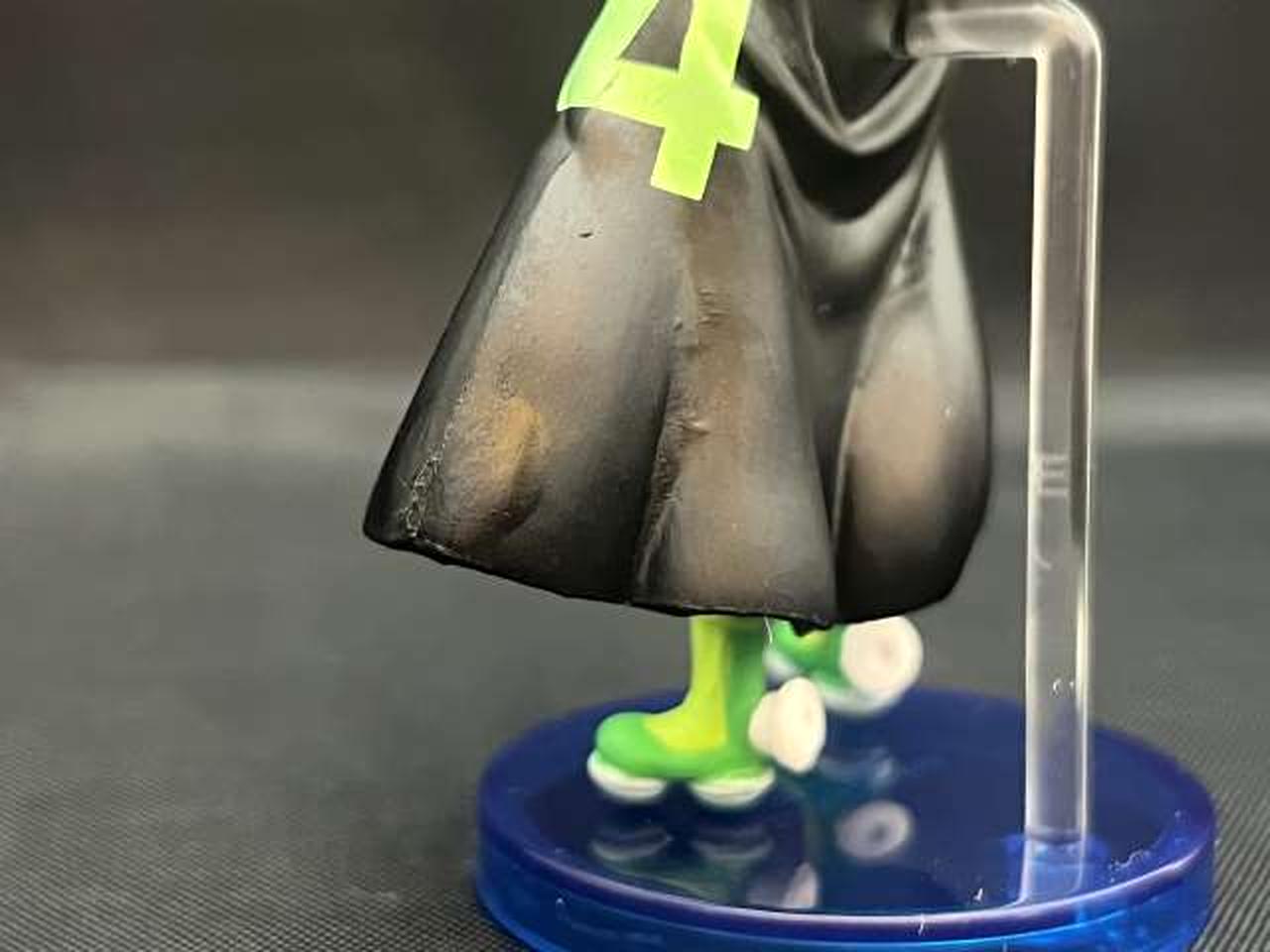 マントの端にキズによるテカリがあります。