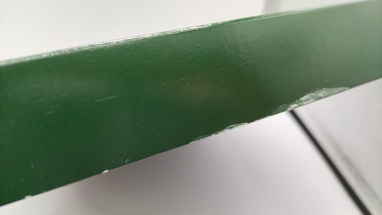 箱下部に剥がれがあります