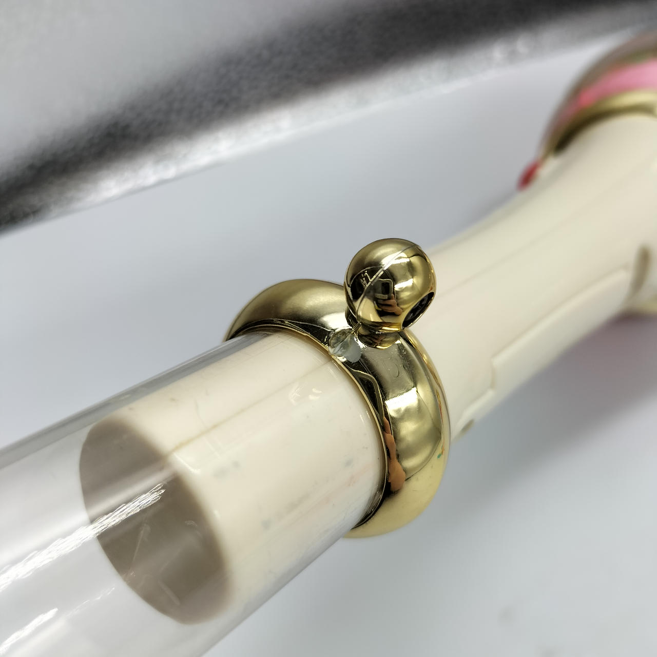 中間の金装飾の剥げあり