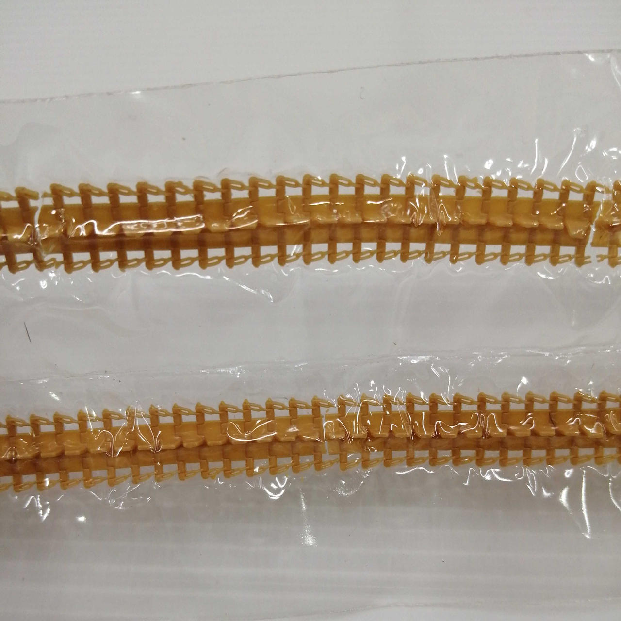 経年劣化により、数カ所割れています。