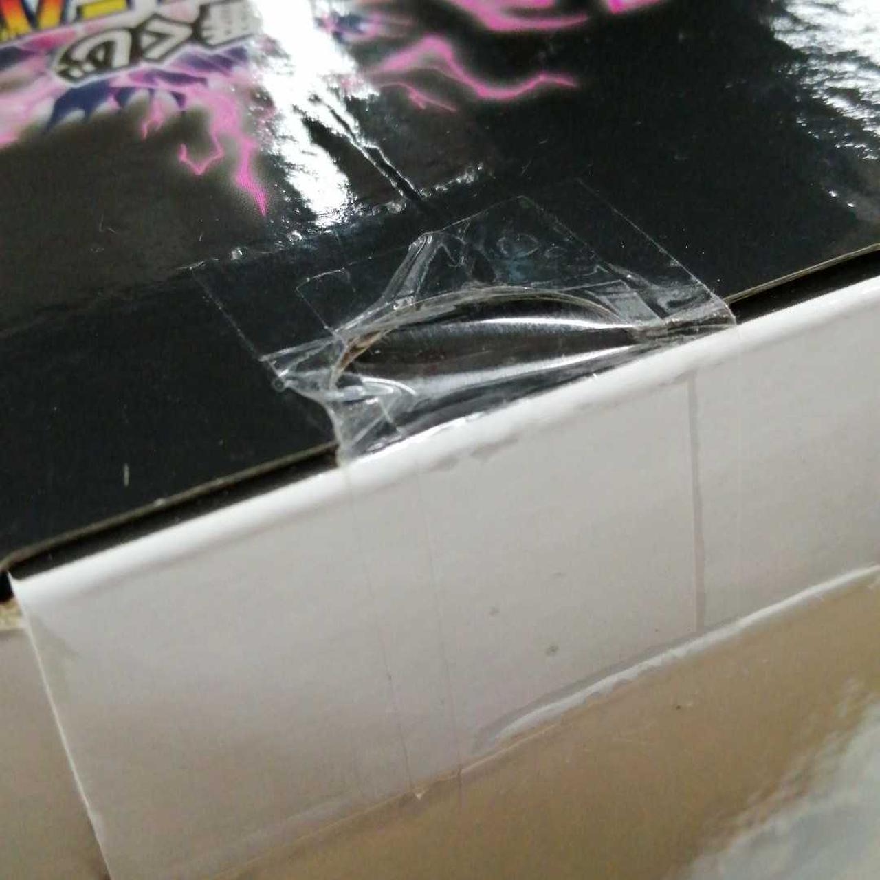 メーカーのテープと思われます。