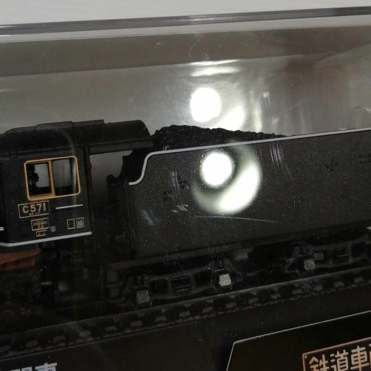 見づらいですが、ケースにキズがあります